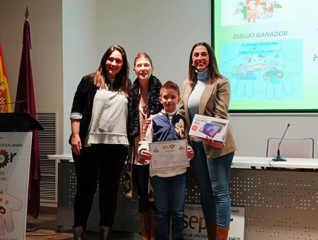 La consejera Sara Rubira entrega junto al alcalde de Lorca los premios del concurso de dibujo 'SEPOR Junior 2024' - 1, Foto 1