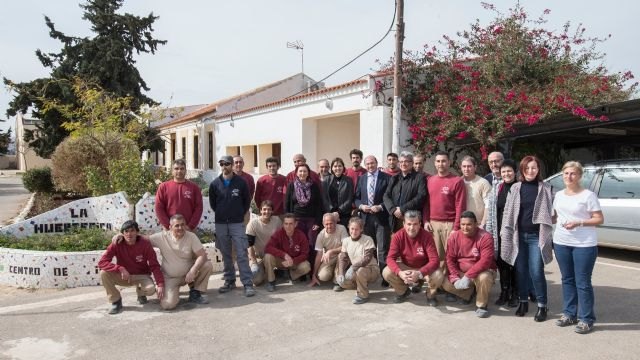 El presidente de la Comunidad alaba el trabajo impagable del colectivo La Huertecica y sus 30 años de compromiso social con la Región - 1, Foto 1