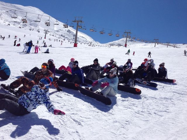 Más de 400 jóvenes han participado ya en actividades deportivas en la nieve a través del programa 'Murcia Bajo Cero' - 2, Foto 2