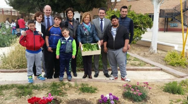 369 profesionales atienden a 883 alumnos en los 12 centros de Educación Especial de la Región - 1, Foto 1