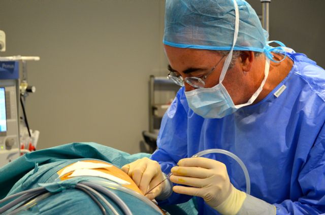 El doctor Alfredo Moreno Egea durante una intervención con laparoscopia, Foto 1