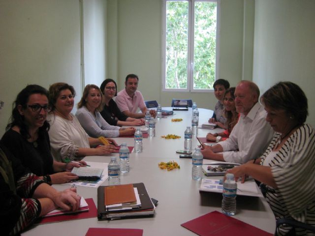 Técnicos del Ayuntamiento de Cartagena se reúnen con otras administraciones para trabajar por los transeúntes y sin techo - 1, Foto 1