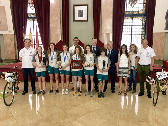 Los Tritones llegan al Salón de Plenos tras batir récords en el Campeonato de España de Triatlón - 1, Foto 1