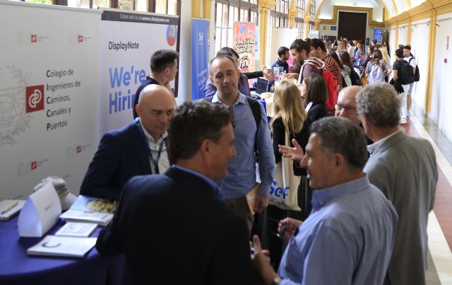 Estudiantes y empresas establecen contactos en la feria de empleo de la UCAM - 1, Foto 1