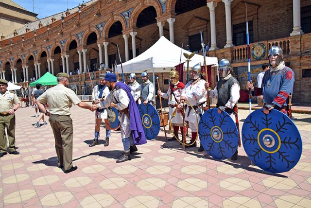 Historia Militar. Sevilla . Una convención reúne en la Plaza de España a asociaciones amigas de la historia militar - 1, Foto 1