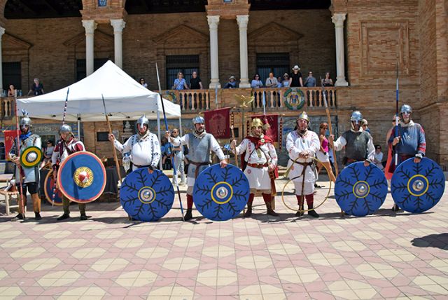 Historia Militar. Sevilla . Una convención reúne en la Plaza de España a asociaciones amigas de la historia militar - 2, Foto 2