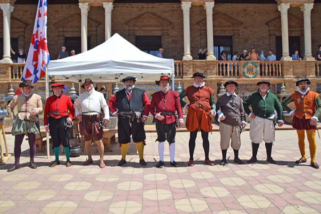 Historia Militar. Sevilla . Una convención reúne en la Plaza de España a asociaciones amigas de la historia militar - 4, Foto 4