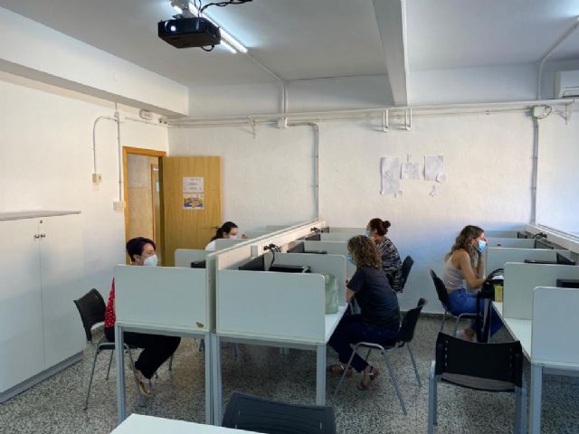 Alcantarilla reanuda los cursos formativos de gestión administrativa y atención sociosanitaria para desempleados - 2, Foto 2