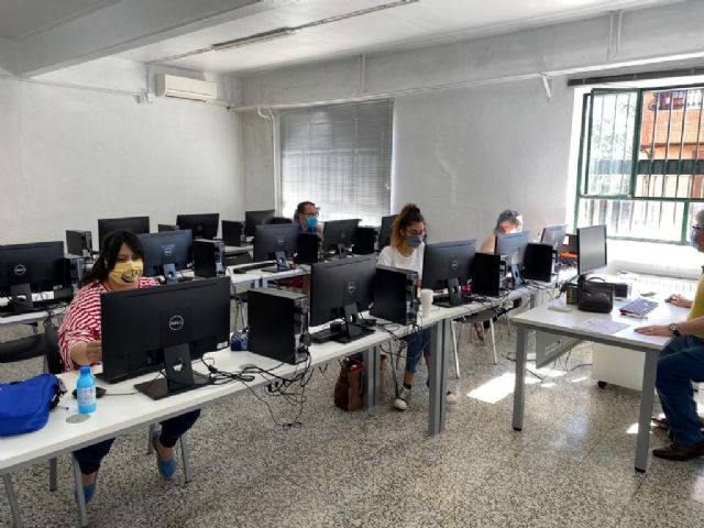 Alcantarilla reanuda los cursos formativos de gestión administrativa y atención sociosanitaria para desempleados - 3, Foto 3