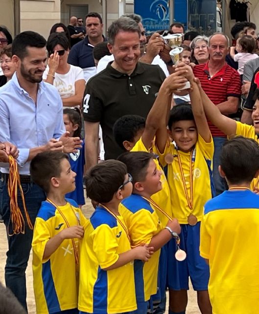 Medio millar de personas en la clausura del curso de la Escuela de Fútbol de las Pedanías Altas en Lorca, patrocinada por X-ELIO - 2, Foto 2