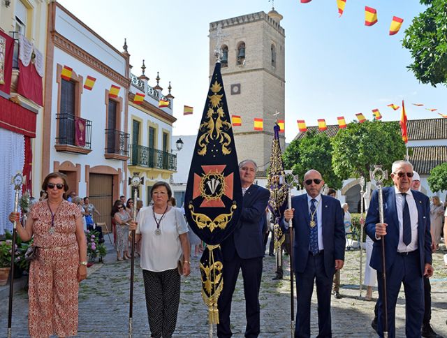 Religión . Sevilla . Tras una función eucaristica presidida por el Rvdo. José María Campos Peña, el Corpus Christi partio por las calles de Alcalá del Río - 2, Foto 2