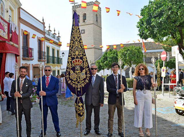 Religión . Sevilla . Tras una función eucaristica presidida por el Rvdo. José María Campos Peña, el Corpus Christi partio por las calles de Alcalá del Río - 3, Foto 3