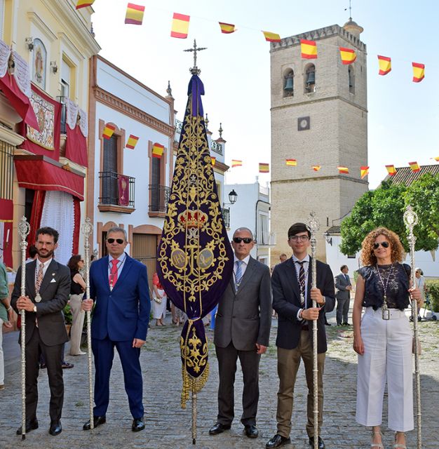 Religión . Sevilla . Tras una función eucaristica presidida por el Rvdo. José María Campos Peña, el Corpus Christi partio por las calles de Alcalá del Río - 4, Foto 4