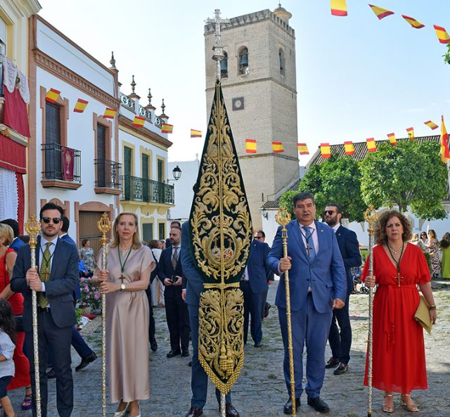 Religión . Sevilla . Tras una función eucaristica presidida por el Rvdo. José María Campos Peña, el Corpus Christi partio por las calles de Alcalá del Río - 5, Foto 5