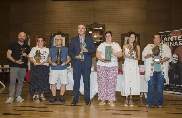 Los trofeos del Cante de las Minas visten los escaparates de La Unión - 1, Foto 1