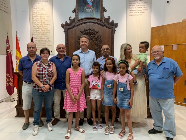 Fulgencio Gil recibe en el ayuntamiento a los niños saharauis que disfrutarán del verano en Lorca gracias al programa de ayuda Vacaciones en paz - 1, Foto 1