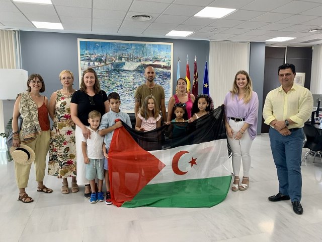 El alcalde recibe a los niños saharauis que pasarán el verano en San Javier - 1, Foto 1