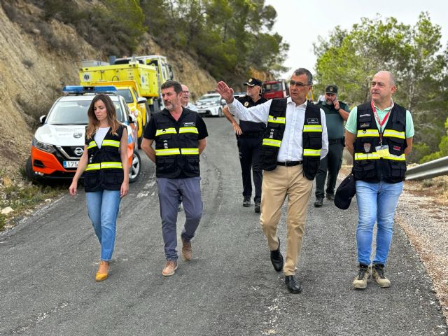 El acalde de Murcia visita puesto de mando del incendio de Cabezo de Plata y se reúne con los profesionales - 2, Foto 2