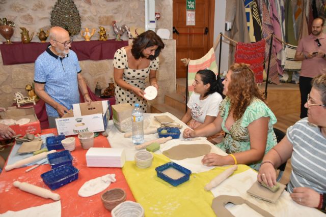 Usuarios del Centro de Salud Mental de Lorca participan este mes de julio en un taller de cerámica impartido por Rosa Playá - 2, Foto 2