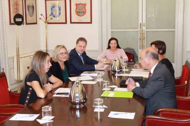 Reunión del consejero de Hacienda y Administraciones Públicas con la secretaria de Estado de Función Pública - 1, Foto 1