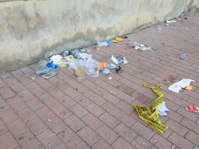 Denuncian que el Ayuntamiento no ha retirado tres días más tarde la basura del concierto de Pablo Alborán - 3, Foto 3