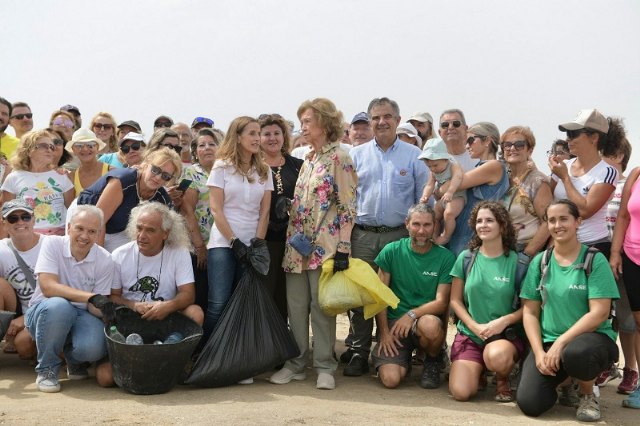 La Reina Sofía se suma a la campaña contra la basuraleza, del proyecto Libera, en La Manga del Mar Menor - 1, Foto 1