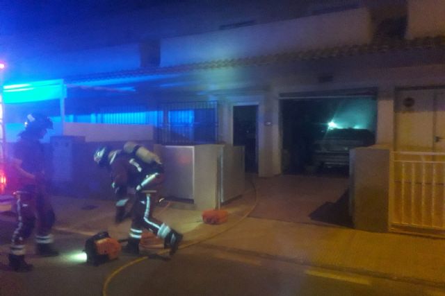 Bomberos de Cartagena sofocan un incendio en un garaje de una casa de El Albujón - 1, Foto 1