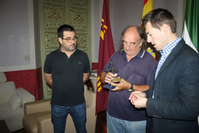 El Alcalde recibe y felicita públicamente a José de Moya Moreno por la Cruz al Mérito Policial - 2, Foto 2