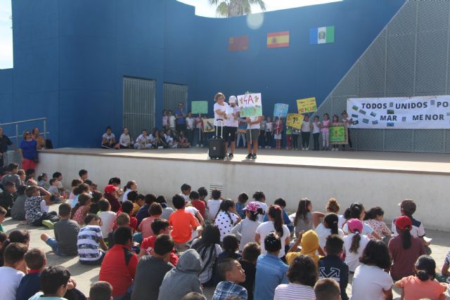 Los alumnos del colegio Nuestra Señora del Carmen realizan una marcha por el Mar Menor - 1, Foto 1