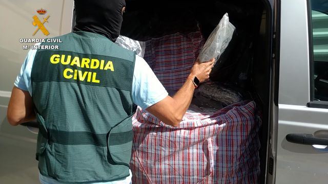 La Guardia Civil intercepta en la autovía del Mediterráneo una autocaravana con cerca de 300 kilos de cogollos de marihuana - 3, Foto 3