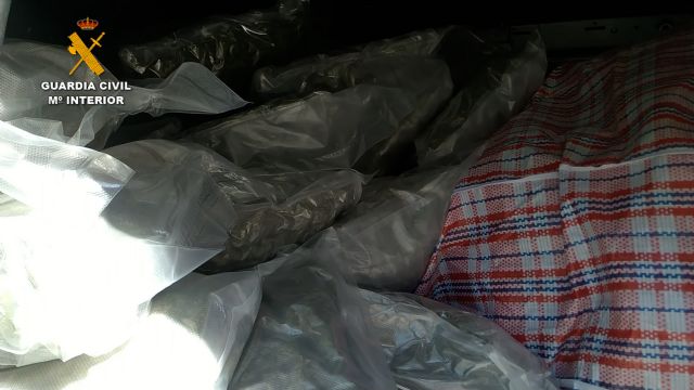 La Guardia Civil intercepta en la autovía del Mediterráneo una autocaravana con cerca de 300 kilos de cogollos de marihuana - 4, Foto 4