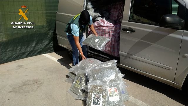 La Guardia Civil intercepta en la autovía del Mediterráneo una autocaravana con cerca de 300 kilos de cogollos de marihuana - 5, Foto 5