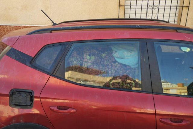 La Policía Local intercepta un coche repleto de uva en Los Barreros y decomisa 150 bolsos falsificados en el mercadillo de Cartagena - 1, Foto 1