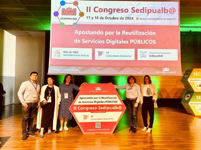 La concejala de Modernización de la Administración, junto a varios funcionarios municipales, en el II Congreso Sedipualba - 1, Foto 1