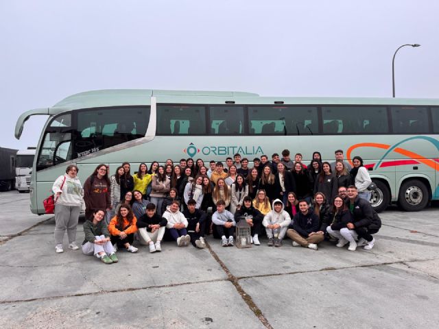 Los jóvenes blancos parten hacia León para celebrar el XI Encuentro de Jóvenes Cofrades - 1, Foto 1