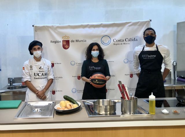 El jugador de baloncesto Sadiel Rojas participa en una demostración culinaria en el Centro de Cualificación Turística - 1, Foto 1