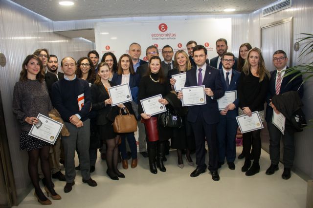 Los economistas han entregado sus insignias de colegiación a medio centenar de profesionales que ingresan en la corporación de derecho público - 1, Foto 1