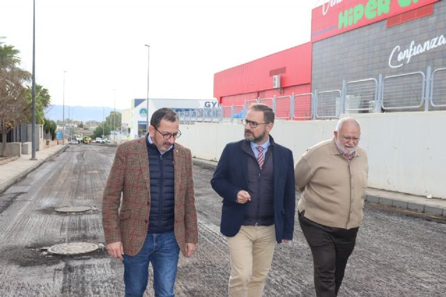 El alcalde supervisa los trabajos de reasfaltado de la calle Sierra del Madroño que conecta Carretera de Granada con Camino Viejo del Puerto - 1, Foto 1