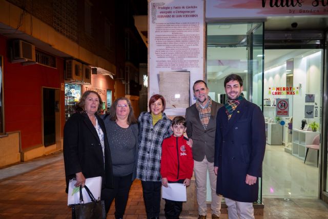 La calle San Fernando ya luce la placa explicativa del hecho histórico protagonizado por el rey que le da nombre - 1, Foto 1