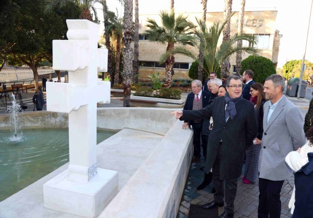 Murcia instala una gran Cruz de Caravaca en el paseo del Malecón, al paso del camino de peregrinación de Levante - 1, Foto 1