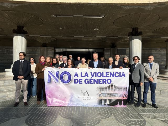 La Asamblea Regional muestra su condena por la primera víctima de violencia de género en la Región en 2024 con un minuto de silencio - 1, Foto 1