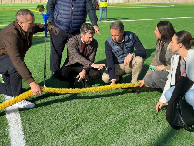 La Comunidad subvenciona la renovación del césped artificial del campo de fútbol 'Alfonso Embarre' de Lorca - 1, Foto 1