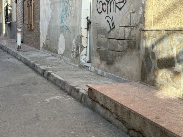 Sánchez: El estado en el que se encuentran las aceras de muchas calles de la ciudad de Águilas es lamentable - 1, Foto 1