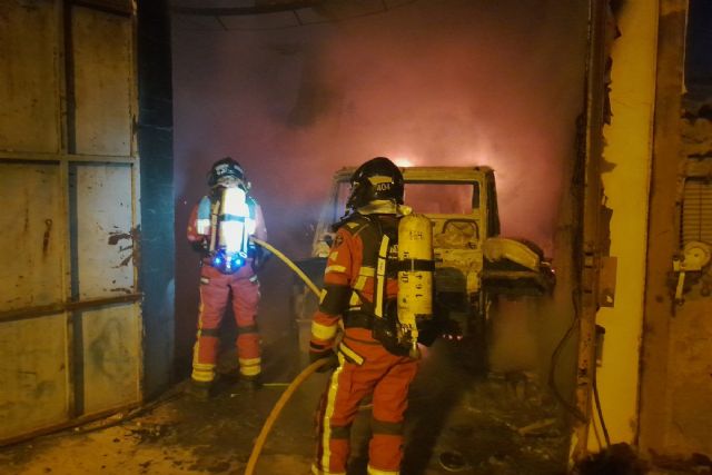 Bomberos de Cartagena sofocan un incendio en un garaje de La Aljorra - 1, Foto 1