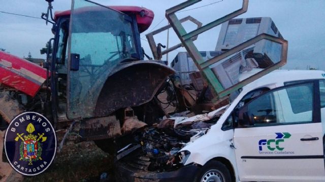 Bomberos de Cartagena rescatan a una mujer atrapada en su vehiculo tras colisionar con un tractor - 1, Foto 1