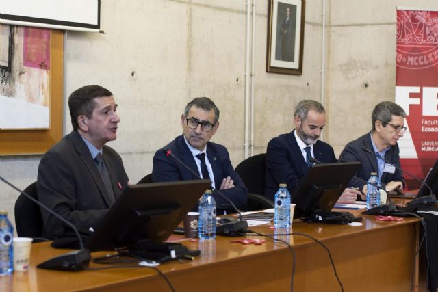 El experto mundial en cambio climático Walter Leal advierte en la UMU de lo insostenible de nuestro sistema económico - 2, Foto 2