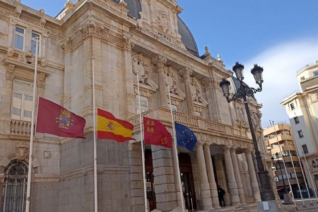 Las banderas del Palacio Consistorial expresan el pésame por la muerte de José Luis Mendoza - 1, Foto 1