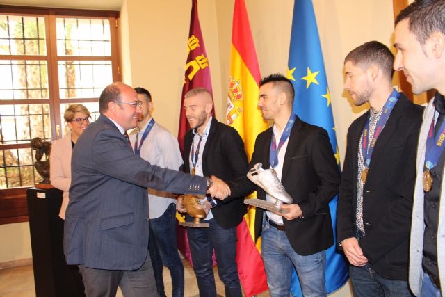 El presidente de la Comunidad recibe a cinco jugadores de ElPozo Murcia Fútbol Sala - 2, Foto 2