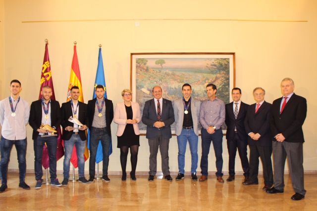 El presidente de la Comunidad recibe a cinco jugadores de ElPozo Murcia Fútbol Sala - 3, Foto 3