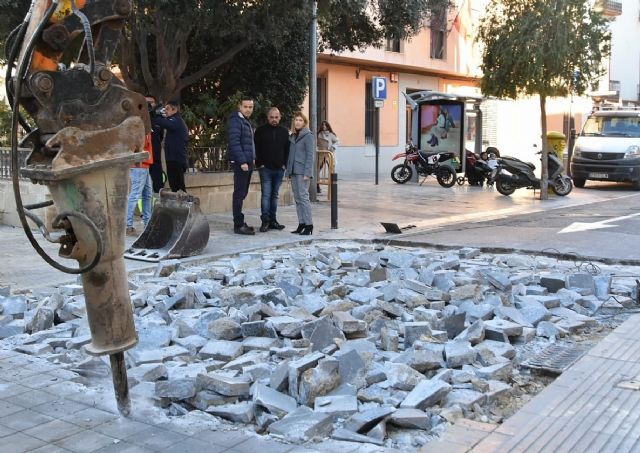 Comienza la reparación del pavimento dañado de la calzada en la puerta de la Casa de Guevara de Lorca - 1, Foto 1